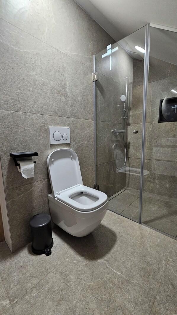 Haartrockner, Handtücher, Seife, Toilettenpapier