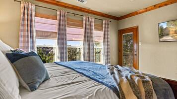 3 habitaciones, escritorio y tabla de planchar con plancha