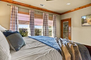 3 bedrooms, desk, iron/ironing board, travel crib - Lakefront 3BR Retreat • Dock, Kayaks & Fire Pit (Granbury)