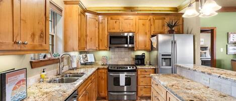 冷蔵庫、電子レンジ、オーブン、コンロ