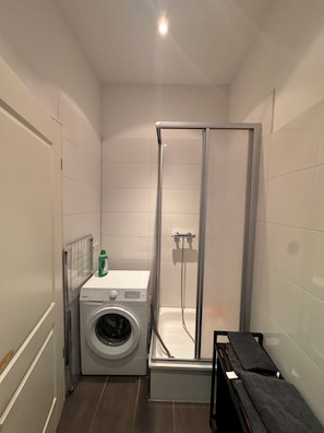 Douche, articles de toilette gratuits, sĂšche-cheveux