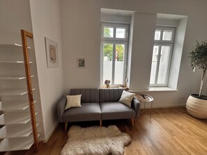TV - Charming Old Building Apartment in Friedrichshain – Westwing Design & Central (Neue Bahnhofstraße 18)