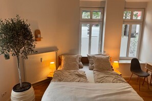 2 bedrooms, desk, iron/ironing board, WiFi - Charming Old Building Apartment in Friedrichshain – Westwing Design & Central (Neue Bahnhofstraße 18)