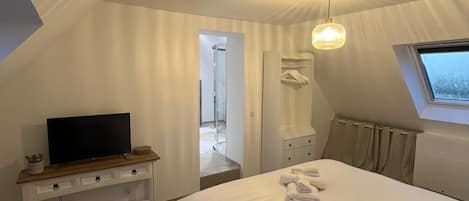 5 bedrooms, iron/ironing board, WiFi, bed sheets