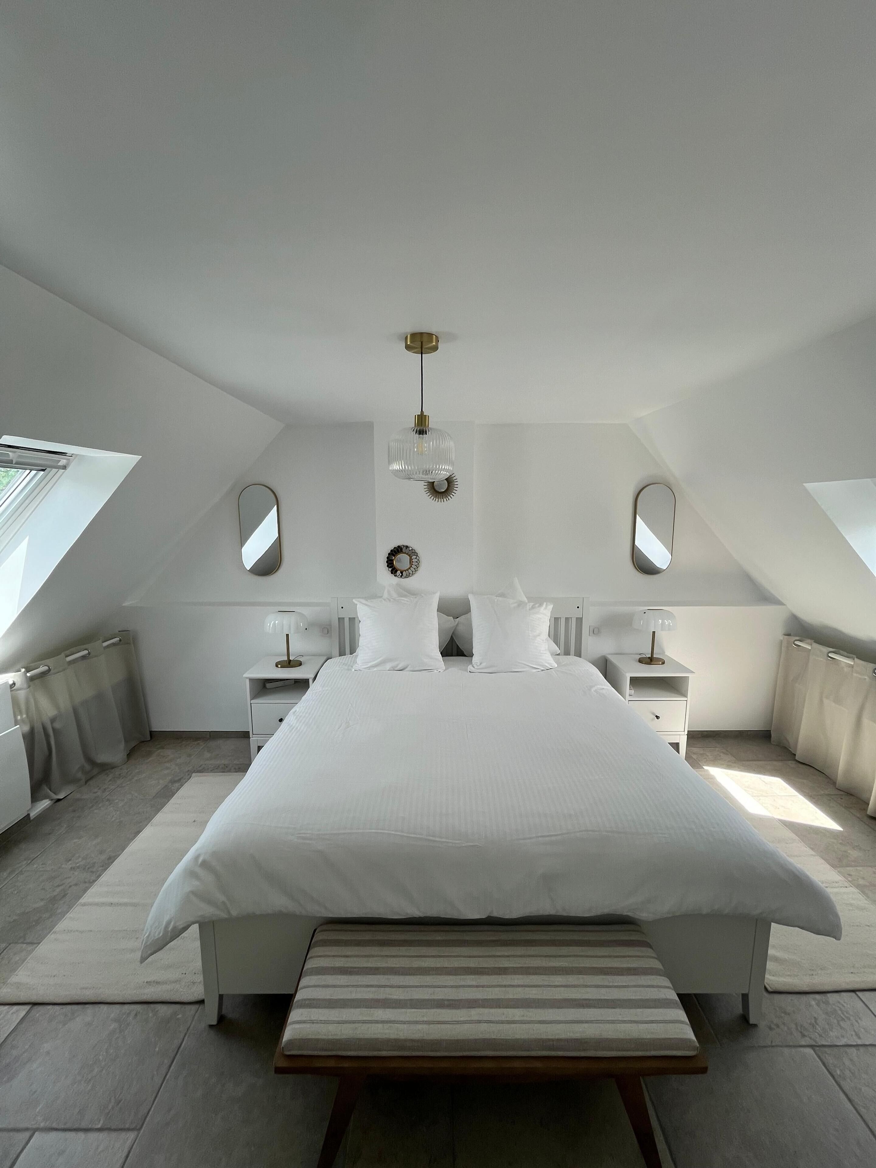 5 bedrooms, iron/ironing board, WiFi, bed sheets