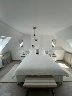 5 bedrooms, iron/ironing board, WiFi, bed sheets