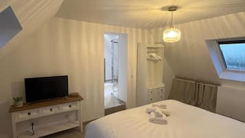 5 bedrooms, iron/ironing board, WiFi, bed sheets