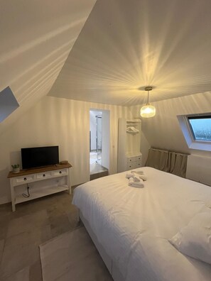 5 bedrooms, iron/ironing board, WiFi, bed sheets - Villa COLLIN'S BARADOZ Close to the sea, PMR, Families, Groups, Events, Pets-friendly (goulien)