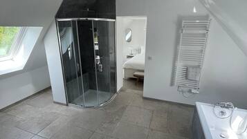 Douche, sèche-cheveux, serviettes fournies, savon