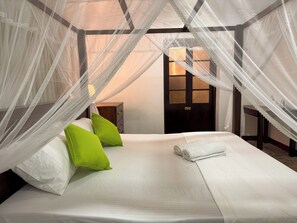 3 bedrooms, iron/ironing board, internet, bed sheets