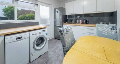 Southend Retreat KING SUITE luxury stay with parking