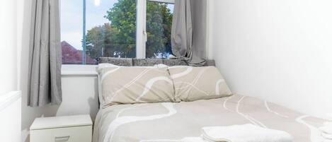 3 chambres, fer et planche à repasser, draps fournis