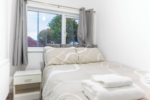 3 bedrooms, iron/ironing board, bed sheets