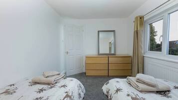 3 bedrooms, iron/ironing board, bed sheets