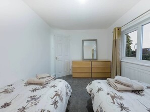 3 bedrooms, iron/ironing board, bed sheets