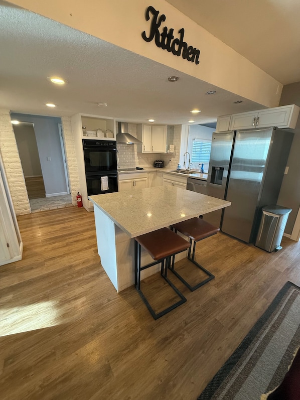 Mikrobølgeovn, ovn, kokeplater og oppvaskmaskin