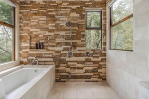 Dusche, Haartrockner, Handtücher, Seife