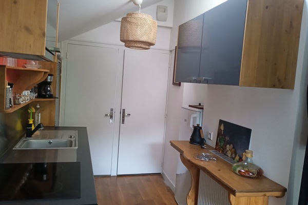 Een koffiezetapparaat/waterkoker, een koelkast, een oven, een kookplaat