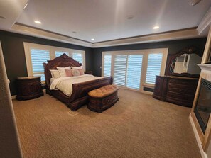 4 bedrooms, desk, iron/ironing board, free WiFi - Private Luxury Estate Near PDX – Theater, Sauna, Game Room & Space to Gather (Happy Valley)