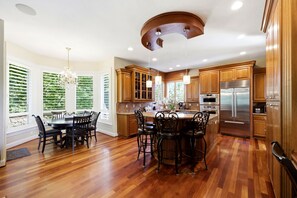 Dining - Mt Scott Forest Estate— Theater, Sauna, Game Room, Firepit, 15 Min PDX, Sleeps 9 (Happy Valley)