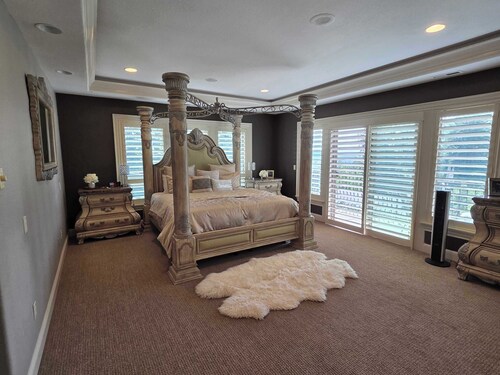 5K SF Luxury Retreat Near PDX - Chef’s Kitchen, Theater, Sauna, on Mt. Scott