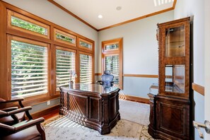 Lobby - Mt Scott Forest Estate— Theater, Sauna, Game Room, Firepit, 15 Min PDX, Sleeps 9 (Happy Valley)