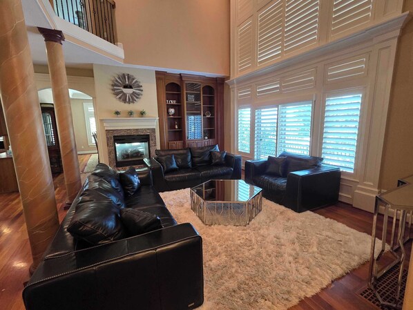 スマートテレビ、暖炉、DVD プレーヤー、書庫