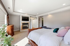 4 bedrooms, desk, iron/ironing board, free WiFi
