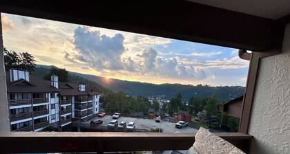 Smoky Mtn View Escape 3BR/3BA, Sleeps 8, 10 minutes walk from Downtown