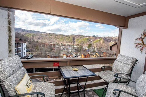 Smoky Mtn View Escape 3BR/3BA, Sleeps 8, 10 minutes walk from Downtown