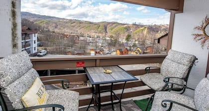 Smoky Mtn View Escape 3BR/3BA, Sleeps 8, 10 minutes walk from Downtown