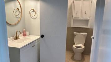 Doccia, asciugacapelli, asciugamani, sapone