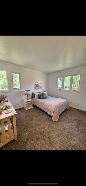 3 bedrooms, desk, WiFi, bed sheets