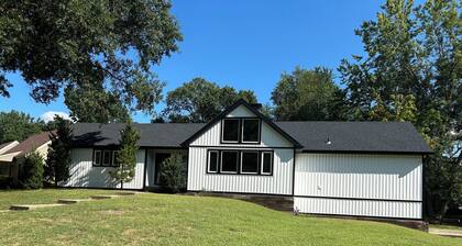 3Bedroom and Loft Countryside Dr Home Minutes from Pitt State and Local Eateries