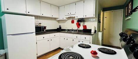 Réfrigérateur, micro-ondes, four, plaque de cuisson