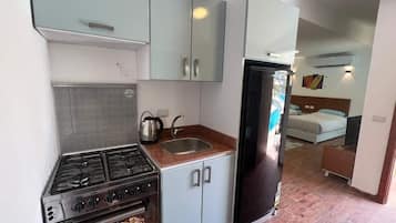 Refrigerador, horno, placa de cocina, tetera/pava eléctrica