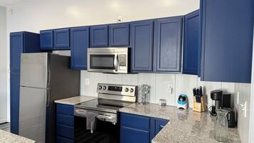 Microondas, horno, parrilla de estufa y lavavajillas