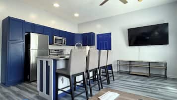 Microondas, horno, parrilla de estufa y lavavajillas