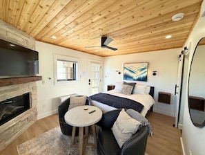 Tabla de planchar con plancha, wifi gratis y ropa de cama