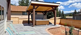 Summit Studio of Woodland Park 338290
New • Hot Tub • Fireplace • Kitchenette 