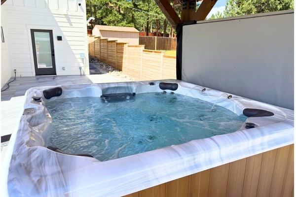 NEW Saltwater Hot-tub for 8 people!