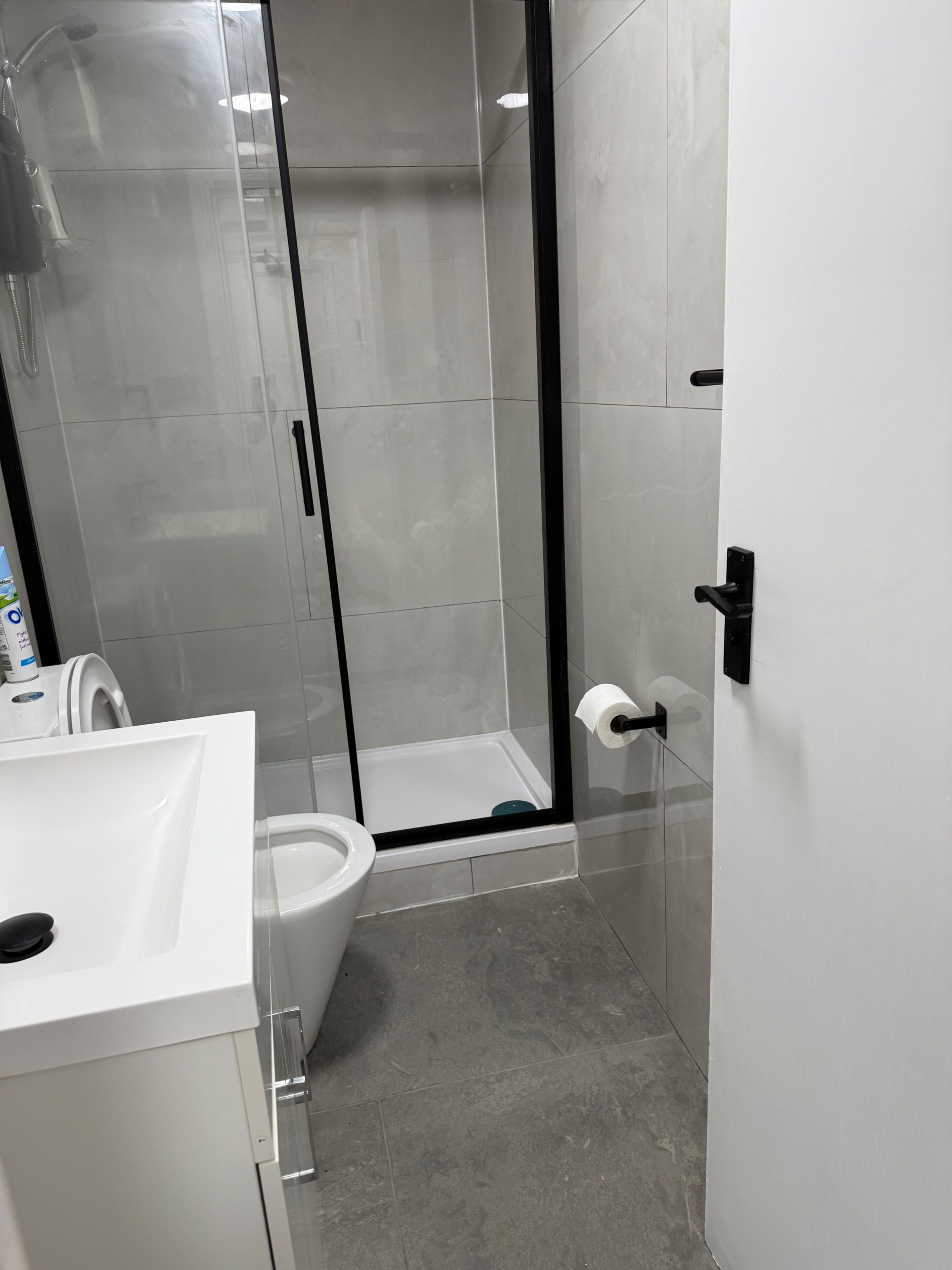 Douche, sèche-cheveux, serviettes fournies