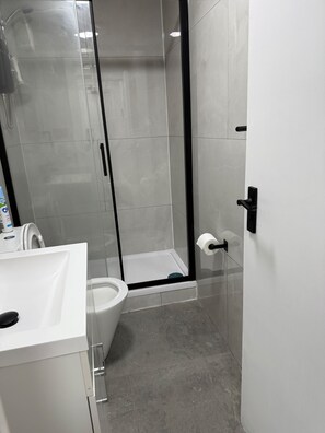 Ducha, secador de pelo, toallas