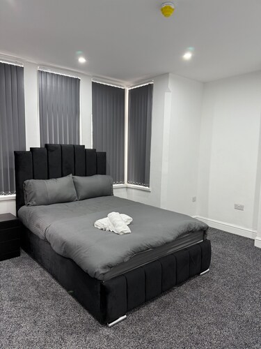 Lutom 2 Bed Flat - 1 With Sofa bed Sleeps 4