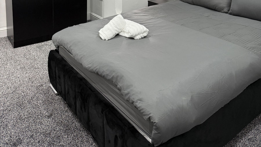 2 Bed Flat - Sleeps 4 - Parking - Wifi