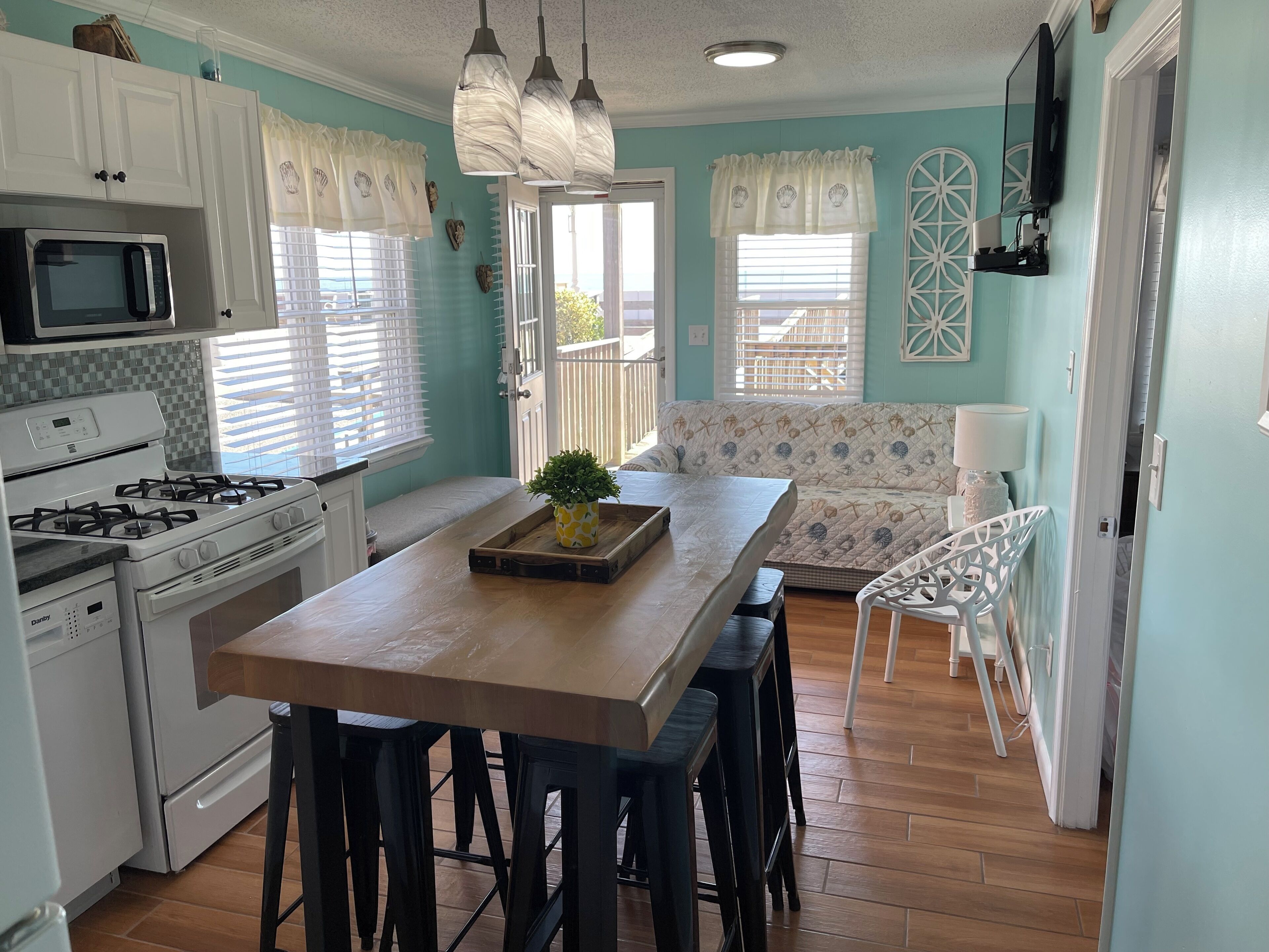 Kylskåp, mikrovågsugn, ugn och spishäll