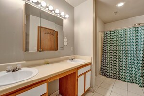 Hair dryer, towels, soap, toilet paper - Spacious 4-BR Apt, Fast WiFi in Downtown Memphis. Walk to Convention Center. (Memphis)