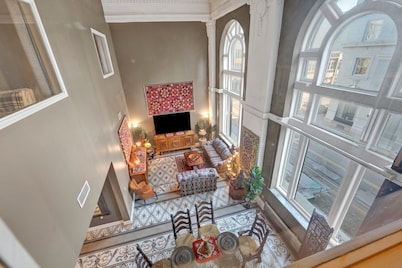 Spacious 4-BR Apt, Fast WiFi in Downtown Memphis. Walk to Convention Center.