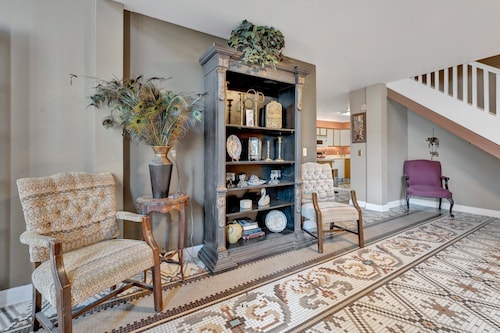 Spacious 4-BR Apt, Fast WiFi in Downtown Memphis. Walk to Convention Center.