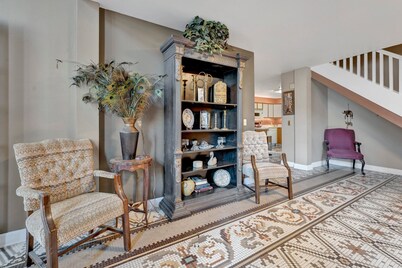 Spacious 4-BR Apt, Fast WiFi in Downtown Memphis. Walk to Convention Center.